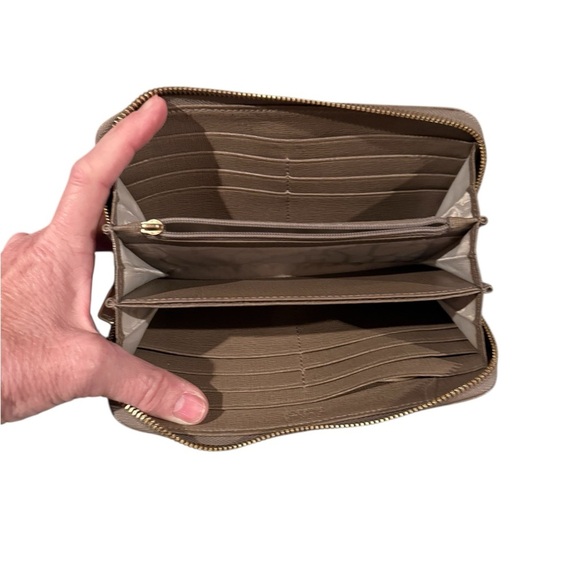 Furla Gold Zip-Around Wallet Sleek Design - Picture 3 of 10